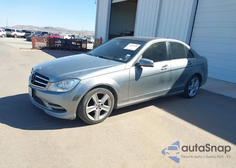 2011 Mercedes-Benz C 300 z USA, uszkodzony, nr VIN WDDGF5EB4BF635782